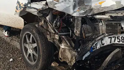 Gaziantep’te şok kaza: Otomobil ve kamyonet kafa kafaya!