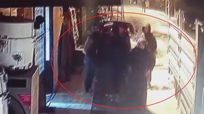 Hatay’da mahalle savaş alanına döndü: Alacak kavgası taşlı bıçaklı saldırıya dönüştü!