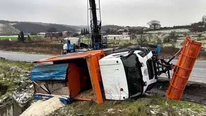 Eyüpsultan’da kar temizliği faciaya dönüştü… Sürücü canını zor kurtardı!