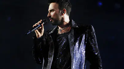 Tarkan’dan eşine 'Beni Çok Sev' sürprizi! Seyirciler gözyaşlarını tutamadı
