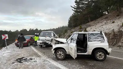 Balıkesir'de buzlanan yolda feci kaza: Arazi aracı ile kamyonet çarpıştı!