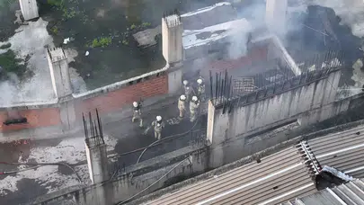 İstanbul'da işyerinde yangın çıktı, itfaiye ekipleri duvarı balyozla kırarak yangına müdahale etti