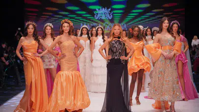 Ceren Arslan ilk kez podyumda, Özge Ulusoy yanındaydı! İzmir'de göz dolduran gece