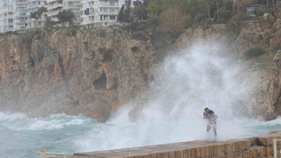 Antalya’da fırtına eğitime engel oldu 7 ilçede okullar tatil!
