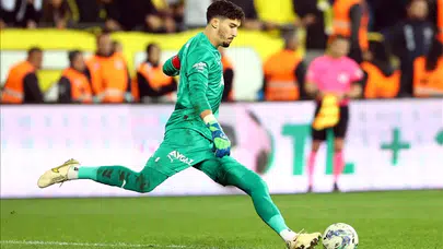 Manchester United’ın Kalesindeki Dev: Altay Bayındır’ın Boyu ve Kilosu Şaşırtıyor!