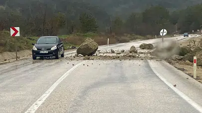 Bolu’da facia öncesi anlar! Dağdan kopan kayalar yola düştü