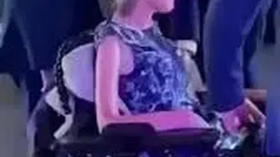 Céline Dion neden tekerlekli sandalyede göründü? Ünlü şarkıcının hastalığı ne?