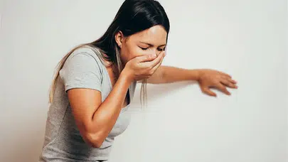 Kusmak için ne yapılır, kendini kusturmak zararlı mı, hangi riskleri taşır?