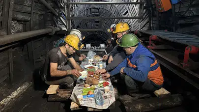 Yerin kaç metre altında oruç için Niyet Ettiler? Maden işçilerinin ilk sahuru nasıl geçti?