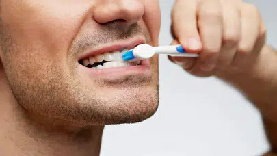 Oruçluyken diş fırçalamak mekruh mu, macun kullanmak riskli mi, su kaçarsa oruç gider mi?