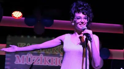 'Rüya Gibi' setinde 'Kardeş Payı' nostaljisi... Seda Bakan'a Ahsen Eroğlu ve Şebnem Bozoklu da katıldı!