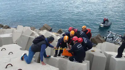 Balık avı felakete döndü! Mendirekte kaydı, beton arasına sıkıştı