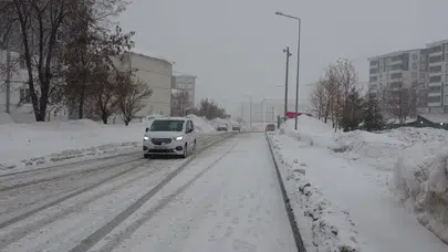 Bitlis’te kar yağışı sonrası okul yollarında zorlu mesai