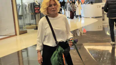 Semiramis Pekkan akşam saatlerinde AVM’de mağaza turlarında