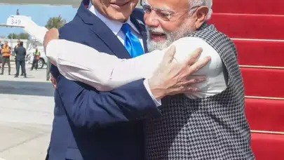 'Büyük Onur' Dedi, Sosyal Medya Ayağa Kalktı: Modi'nin Netanyahu Sarılması Başını Derde Soktu!