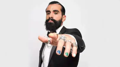 “Süslü Bir Adamım” Sözleri Olay Oldu: Ünlü Popçudan Ezber Bozan Açıklama