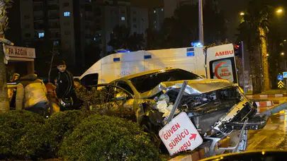 Adana trafiğinde feci anlar! Minibüs ile otomobil çarpıştı, otomobil hurdaya döndü
