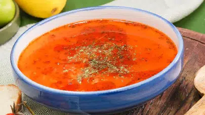 5 dakikada hazır! Sofraların vazgeçilmezi domatesli tel şehriye çorbası