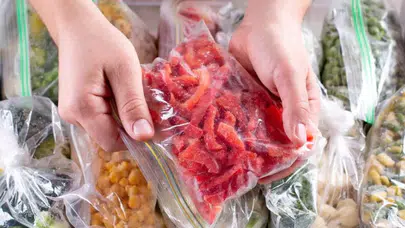 Çöpe gitmeden yakalayın: Dondurucuya atılması gereken en önemli gıdalar!