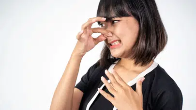 Burundan kötü koku gelmesi neden olur? Sinüzit mi, geniz akıntısı mı, hangi hastalıkların belirtisi?