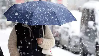 Erzincan beyaza büründü, okullara kar freni!