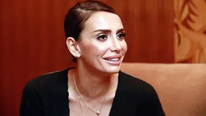 Emina Jahovic uluslararası kimliğiyle dikkatleri üzerine çekiyor