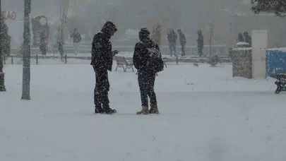 Arnavutköy ve Sultangazi'de Kar Yağışı Devam Ediyor: (19 Şubat) Yarın Okullar Tatil mi, Valilik Ne Dedi?