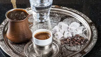 Türk kahvesinin yanında neden su verilir? Kahveden önce içilen su neyi ifade eder?