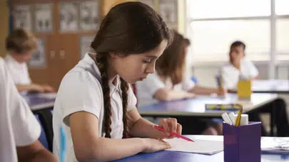 6 şubat 2026 cuma günü okullar tatil mi? ders var mı, hangi illerde ve ilçelerde eğitime ara verildi?