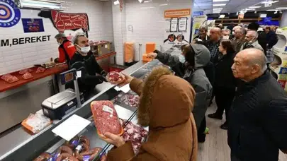 Sabit Fiyatlı Et Kampanyasında Sabah Yoğunluğu! Reyonlar Kısa Sürede Boşaldı