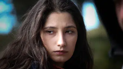 Yeraltı Dizisiyle Gündemde! Ödüllü Oyuncu Nilay Erdönmez’in Hayatı ve Kariyeri