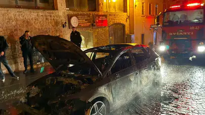 Mardin’de seyir halinde alevli panik... Otomobilden geriye küller kaldı!