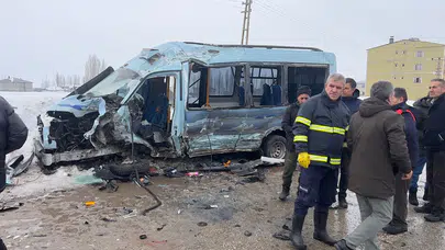Yüksekova’da halk otobüsü ile yolcu minibüsü neden çarpıştı? öğrencilerin de aralarında bulunduğu kazada 18 kişi yaralandı