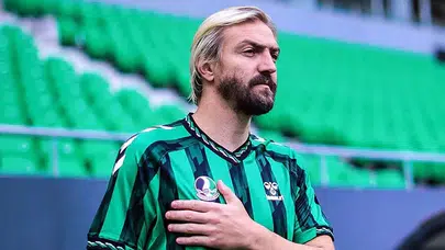 Caner Erkin  Sakaryaspor’da 12 maçta 4 kırmızı kart sonrası yolları ayırdı