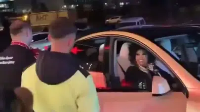 Diva’dan Şov Gibi Giriş! Altın Kaplama Tesla Olay Oldu