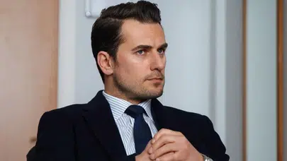 Hakan Dinçkol hayatı (kimdir), Merve Dinçkol'un kardeşi mi? Hangi yapımlarda yer aldı, sevgilisi var mı?