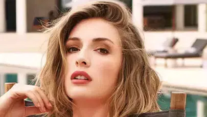 Çiçeği burnunda gelin sahnede... Yasemin Kay Allen kırmızıyla mest etti!