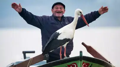 Adem Amca sandalında bekleyiş sürüyor: Yaren leylek baharın simgesi!