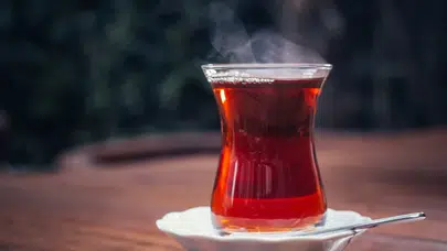 Rüyada Çay İçmek Ne Anlama Gelir? Demli Çay, Soğuk Çay, Şekerli ve Açık Çay Görmenin Rüya Tabirleri