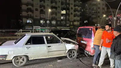 Trafik yoğunluğu kazayı getirdi! 4 araç birbirine girdi