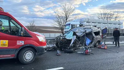 Konya’da feci kaza! Refüje çarpan hafif ticari araç tırla çarpıştı