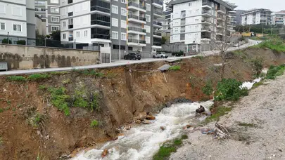 Sağanak felaketi: Şiddetli yağış sonrası yol çöktü!