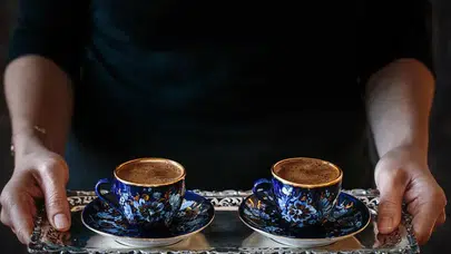 Rüyada Kahve Görmek Ne Anlama Gelir? Kahve Çekirdeği, Köpüklü Kahve, Kahve İçmek ve Kahve Yapmak Ne Demek?