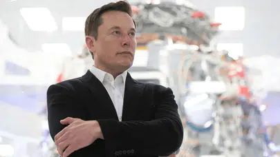 Elon Musk Yine Ezber Bozdu: Öz Geçmişi Çöpe Attı, Sadece 3 Soru Sordu