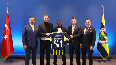 Kante’nin imza töreni ayakkabıları sosyal medyayı salladı!