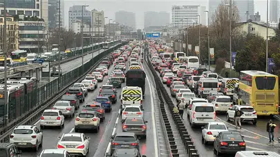 Megakentte trafik kırmızıya döndü! Anadolu Yakası’nda trafik zirvede