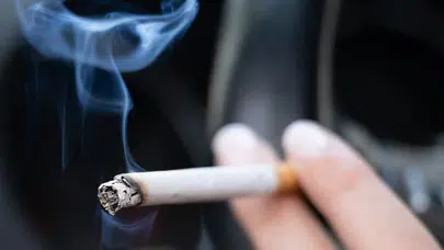 Sigara içenler dikkat! Sigara yasaklarına yeni düzenleme geliyor mu? “5 metre” kuralı nedir, nerelerde geçerli olacak?