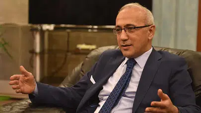 Lütfi Elvan kaç yaşında, aslen nereli, hangi görevlerde bulundu, mesleği ne, evli mi, kaç dil biliyor?