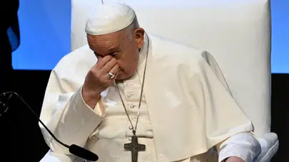 Vatikan’a karşı gizli yazışmalar! Bannon’dan “Papa’yı İndireceğiz” mesajı!