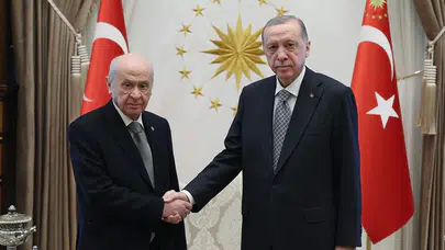 Bahçeli’den Cumhurbaşkanı Erdoğan’a 72 gül ve özel tasarım tablo hediye
